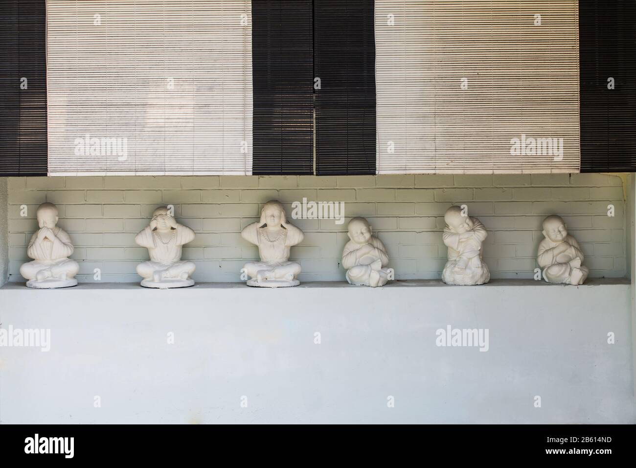 Decorazione casa all'aperto di sei statue in mostra Foto Stock