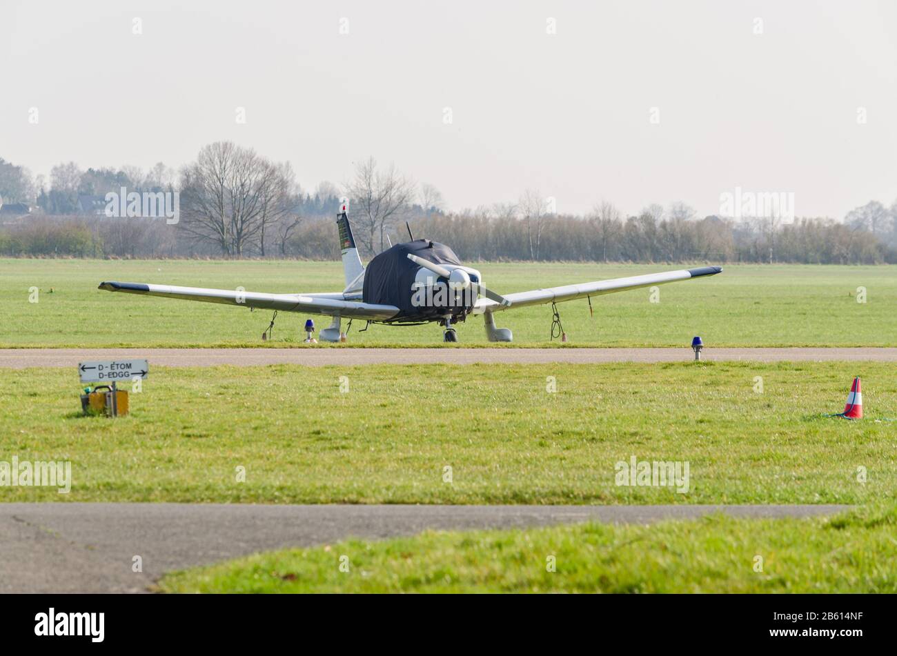 Mühlheim, Nrw, Germania - 9 aprile 2015: Piccolo aereo sportivo in partenza all'aeroporto di Essen-Mülheim. Foto Stock