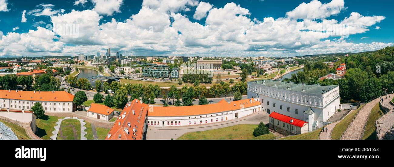 Vilnius, Lituania - 5 Luglio 2016: Panorama Città Moderna E Parte Della Città Vecchia. Nuovo Arsenale, Fondazione Della Chiesa Di Sant'Anna E Santa Barbara, Foto Stock