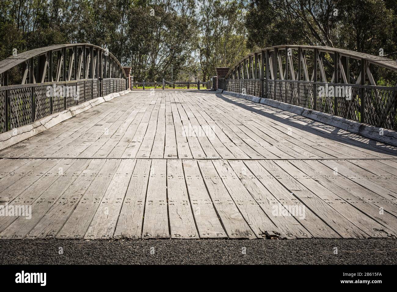 Il legname è usato come strada sul ponte di oscillazione in vendita Victoria Australia. Foto Stock