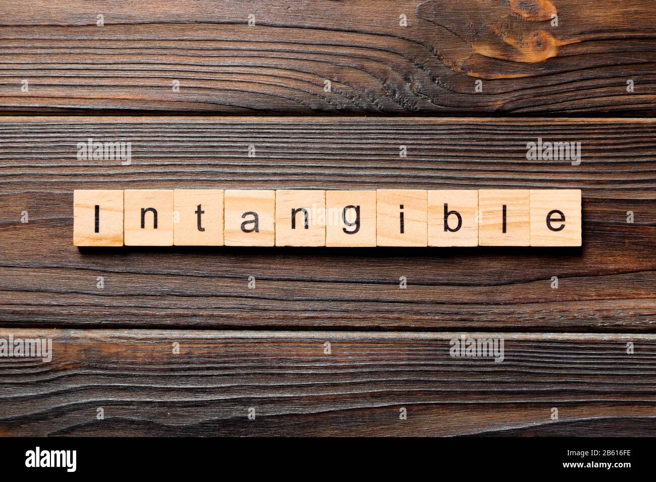 Immateriali di parola scritta sul blocco di legno. immateriali di testo sul tavolo in legno per il desing, concetto. Foto Stock