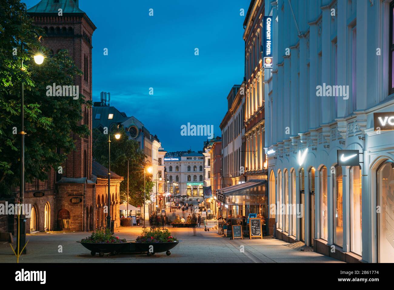 Oslo, Norvegia - 24 Giugno 2019: Vista Notturna Di Karl Johans Gate Street. Centrum District In Serata Estiva. Foto Stock