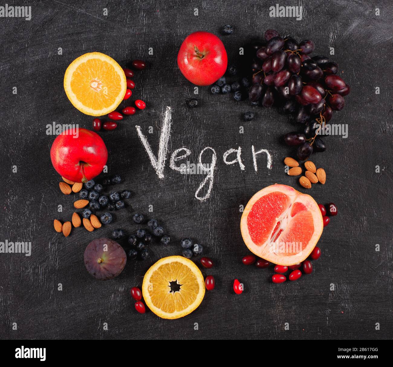Frutta mista sana su sfondo nero. Concept PF vegan e frutta genuina Foto Stock