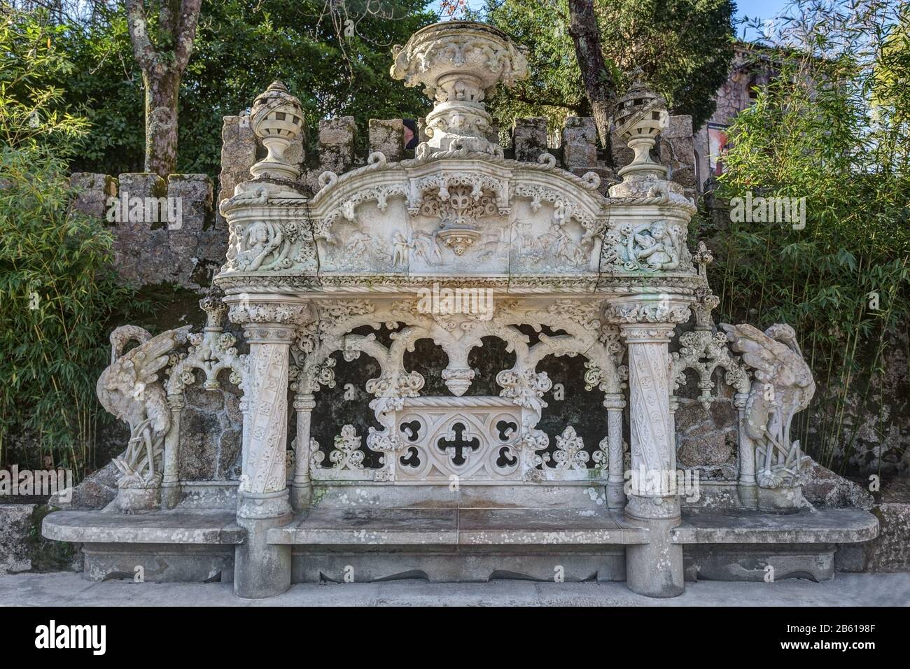 Eccellente panca architettonica in antico stile rococò. Quinta Regaleira Sintra Portogallo. Foto Stock