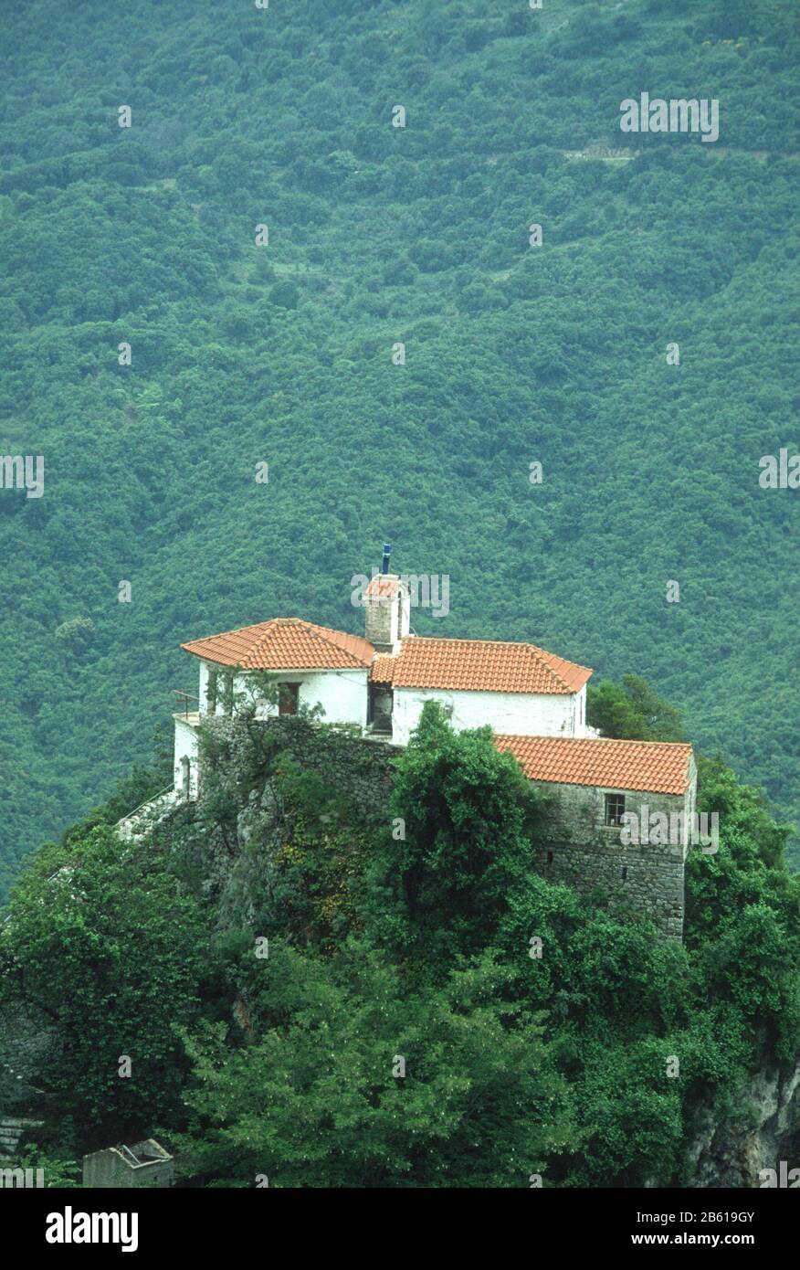 Monastero isolato su una collina in Epiro, Grecia Foto Stock