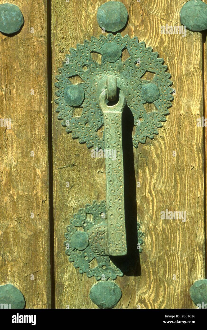 Ornato, antico, fatto a mano su una vecchia porta marrone, in legno, a Metsovo, Ioannina, Epiro, Grecia Foto Stock
