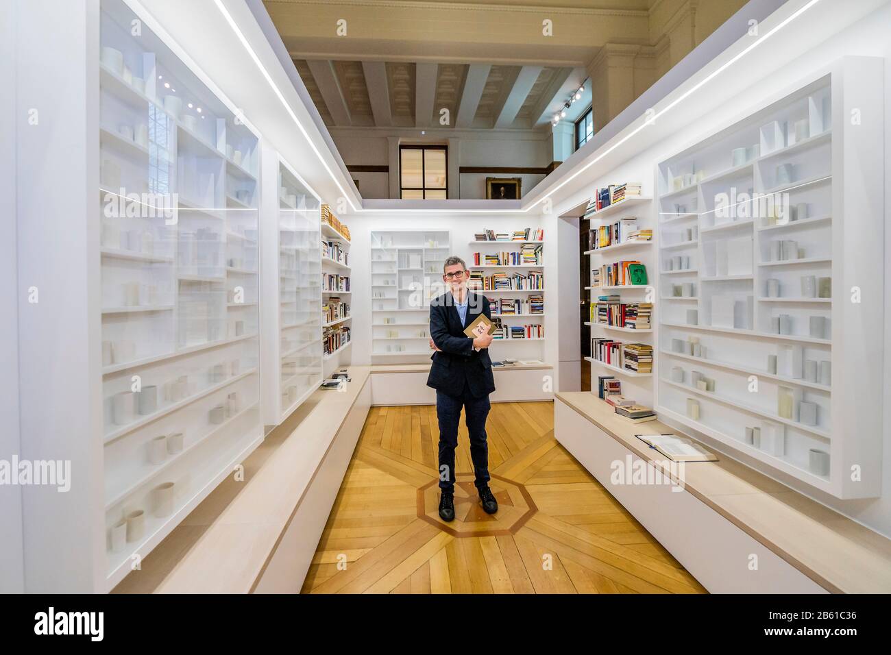 Londra, Regno Unito. 09th Mar, 2020. L'artista Edmund de Waal (nella foto) svela la sua biblioteca di esilio nella Raccolta della World Gallery al British Museum di Londra. Creato come "passo da sedersi e leggere e da essere", è un'installazione che ospita più di 2.000 libri in traduzione, scritti da autori esiliati che riflettono l'idea della lingua come una forma di migrazione. Accanto ai libri si trova un quartetto di vitrines de Waal, salm, i-IV (2019), che contiene pezzi di porcellana, marmo e acciaio. Credito: Guy Bell/Alamy Live News Foto Stock