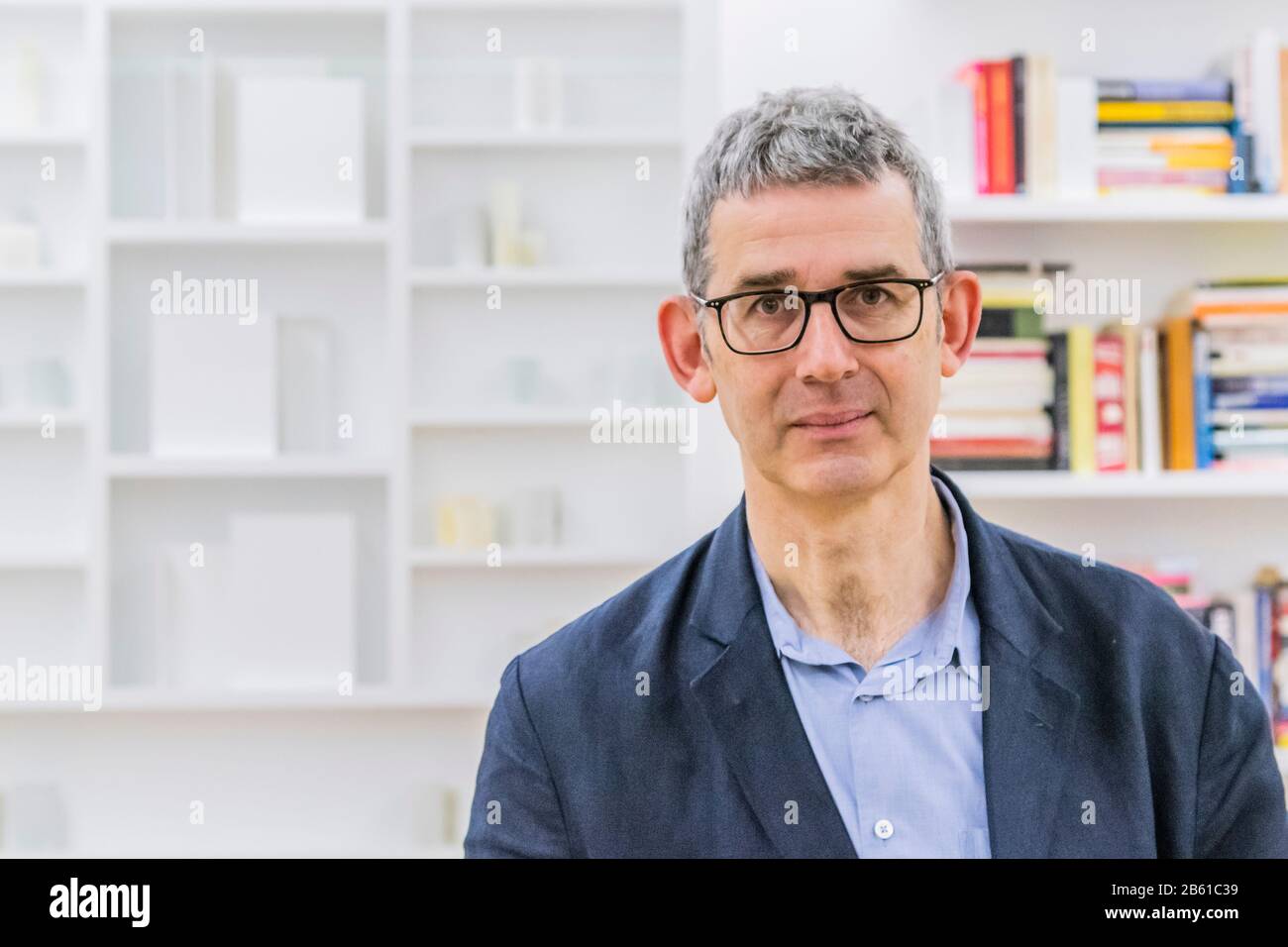 Londra, Regno Unito. 09th Mar, 2020. L'artista Edmund de Waal (nella foto) svela la sua biblioteca di esilio nella Raccolta della World Gallery al British Museum di Londra. Creato come "passo da sedersi e leggere e da essere", è un'installazione che ospita più di 2.000 libri in traduzione, scritti da autori esiliati che riflettono l'idea della lingua come una forma di migrazione. Accanto ai libri si trova un quartetto di vitrines de Waal, salm, i-IV (2019), che contiene pezzi di porcellana, marmo e acciaio. Credito: Guy Bell/Alamy Live News Foto Stock