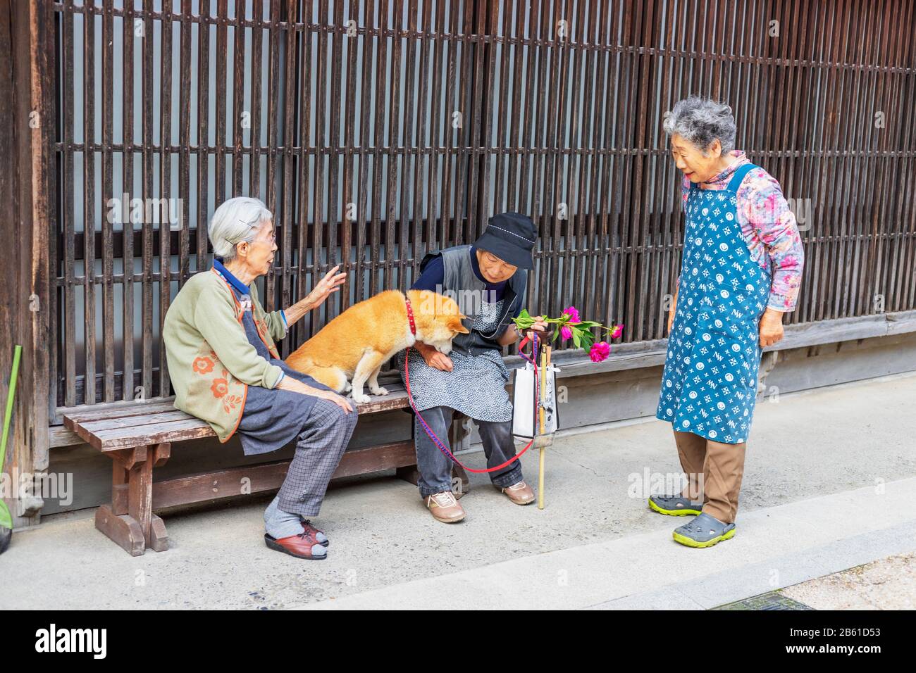 Giappone, Honshu, prefettura di Nagano, Kiso Valley, Nakasendo città vecchia posta di Narai, donne locali Foto Stock