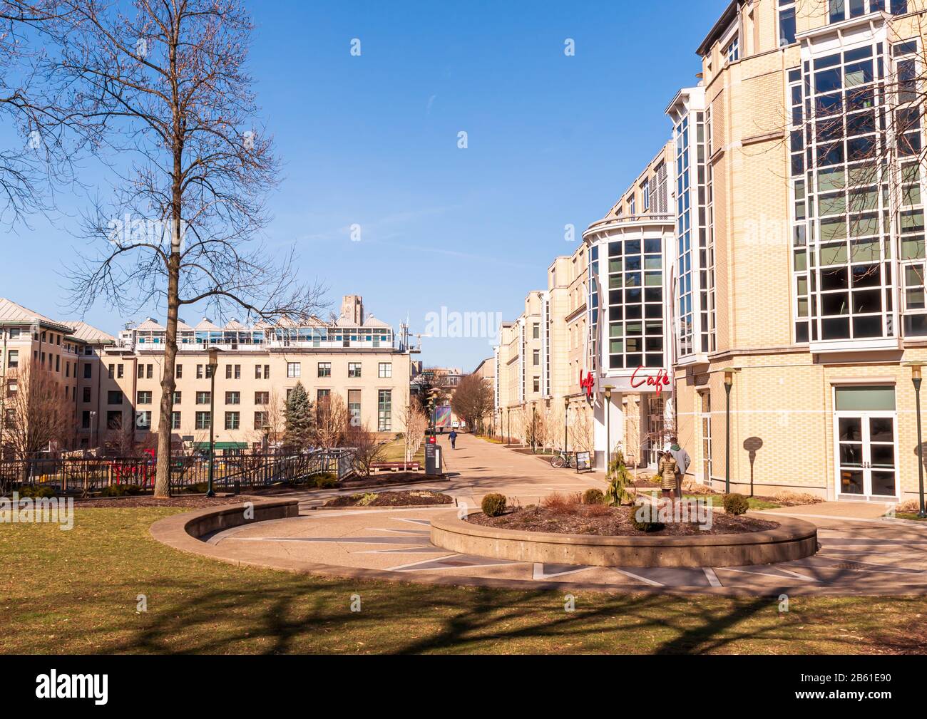 Una passerella tra gli edifici del campus della Carnegie Mellon University in una soleggiata giornata invernale, Pittsburgh, Pennsylvania, Stati Uniti Foto Stock