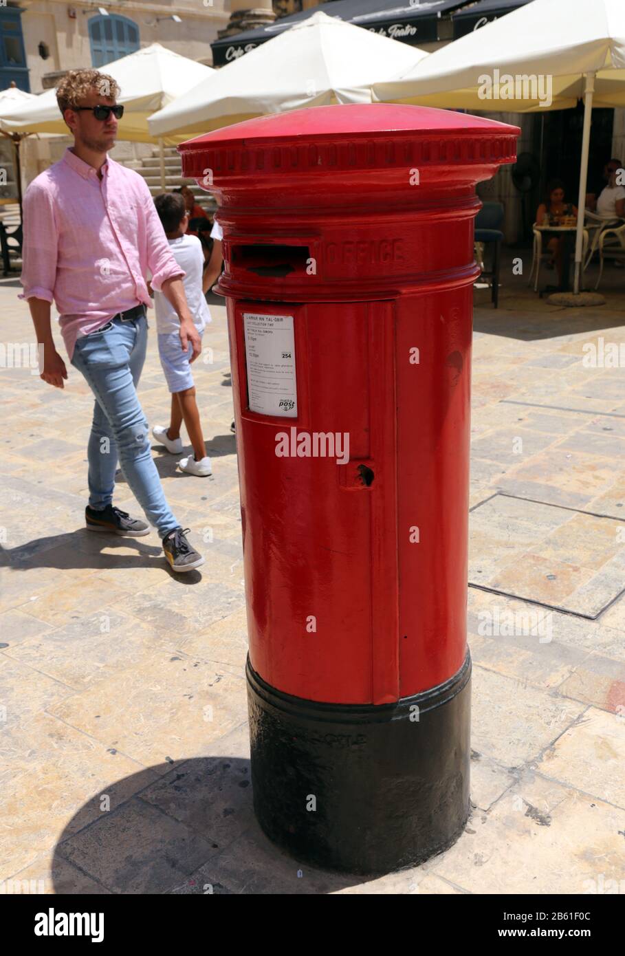 La Valletta. Malta. Il centro della Città Vecchia. Il vecchio postbox britannico rosso. Foto Stock