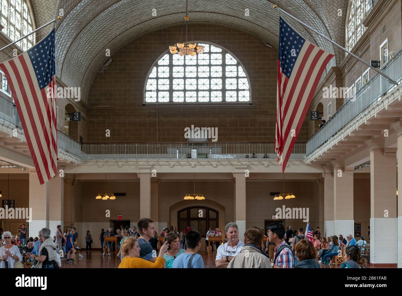 All'interno della storica Ellis Island Registry Room, New York City. Questa grande sala è dove molti immigrati per la prima volta sono entrati negli Stati Uniti. Foto Stock