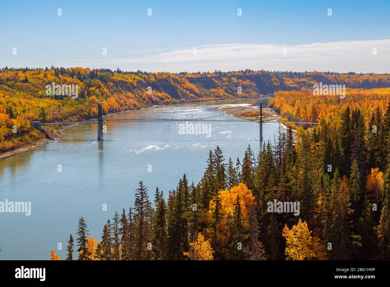 Ponte sospeso per pedoni e biciclette sul North Saskatchewan River a Edmonton, Alberta Canada, in un giorno di caduta. Foto Stock