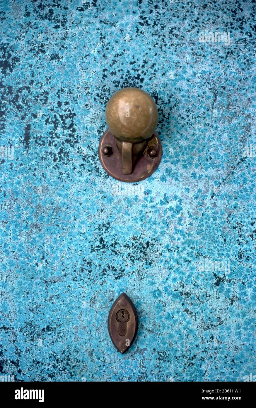 Pomolo e serratura in rame su una porta patinata a Praga (Praha), Repubblica Ceca. Il centro storico di Praga è patrimonio dell'umanità dell'UNESCO. Foto Stock