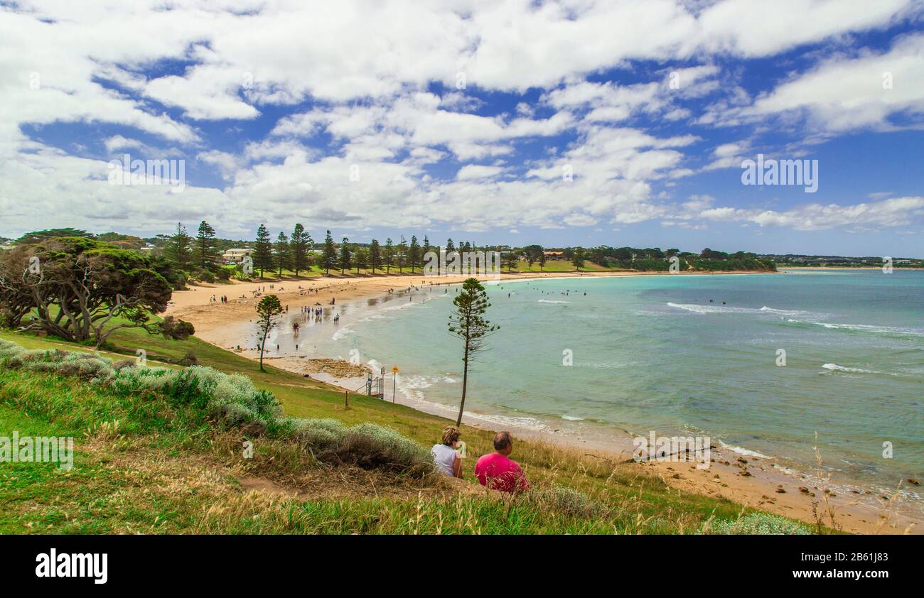 Torquay, Victoria, Australia - 10 dicembre 2017 La Gente si gode sulla spiaggia frontale a forma di mezzaluna a Torquay Victoria Australia Foto Stock