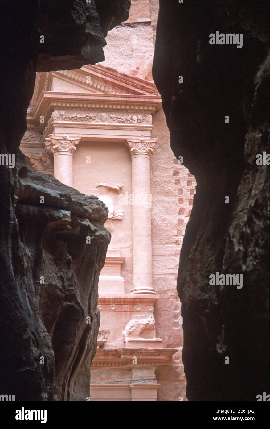 Il Tesoro (al-Khazneh), Petra, Giordania visto dal Siq. Petra è un sito patrimonio dell'umanità dell'UNESCO. Foto Stock
