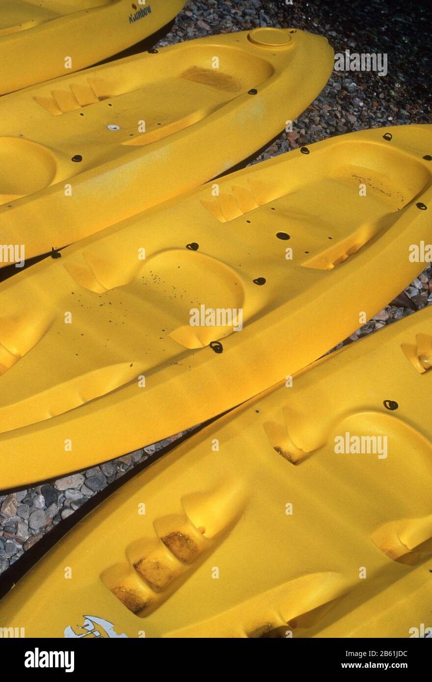 Canoe gialle di plastica allineate su una spiaggia a Loutro, Creta, Grecia Foto Stock
