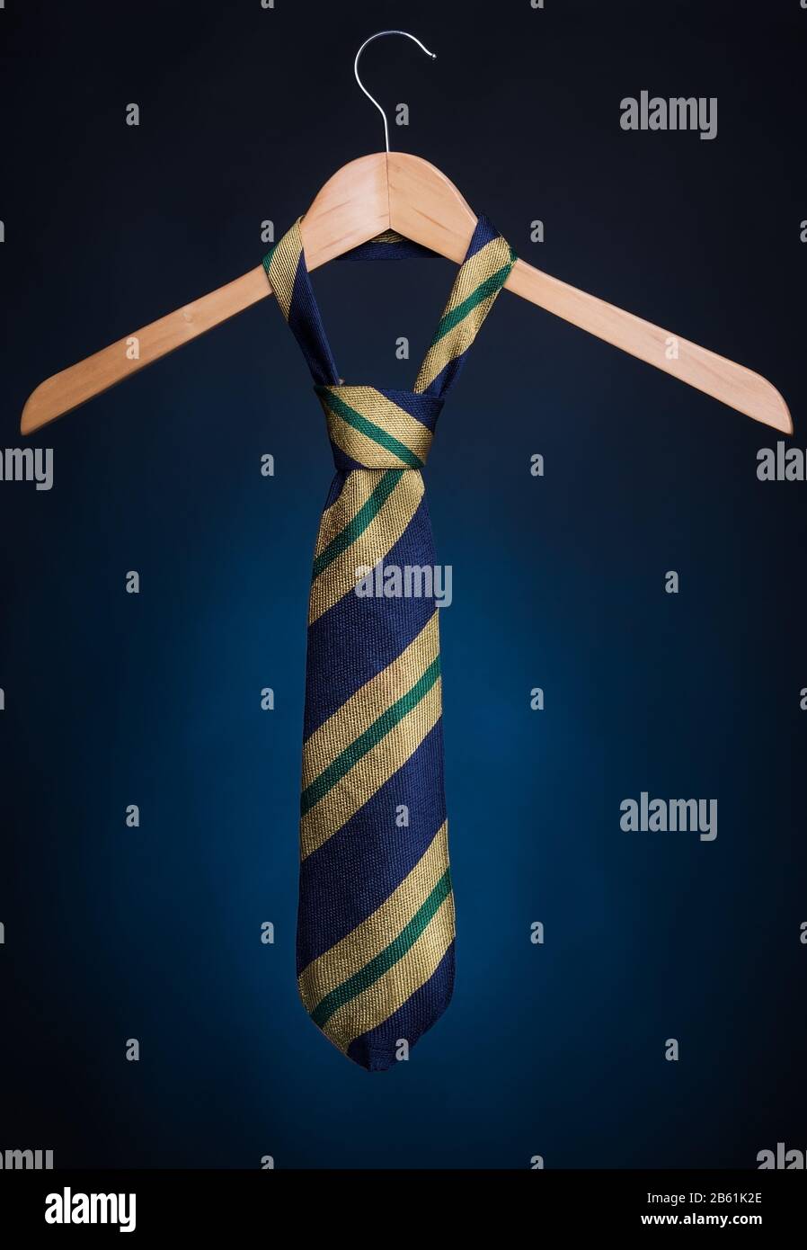 Cravatta da uomo alla moda su un appendiabiti. Su sfondo blu. Foto Stock