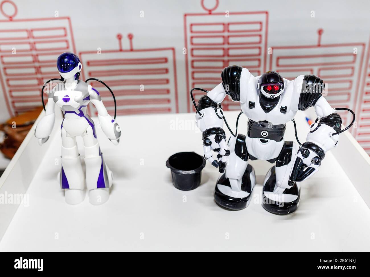 Robot giocattolo per trasformatori moderni bianchi su bianco Foto stock -  Alamy