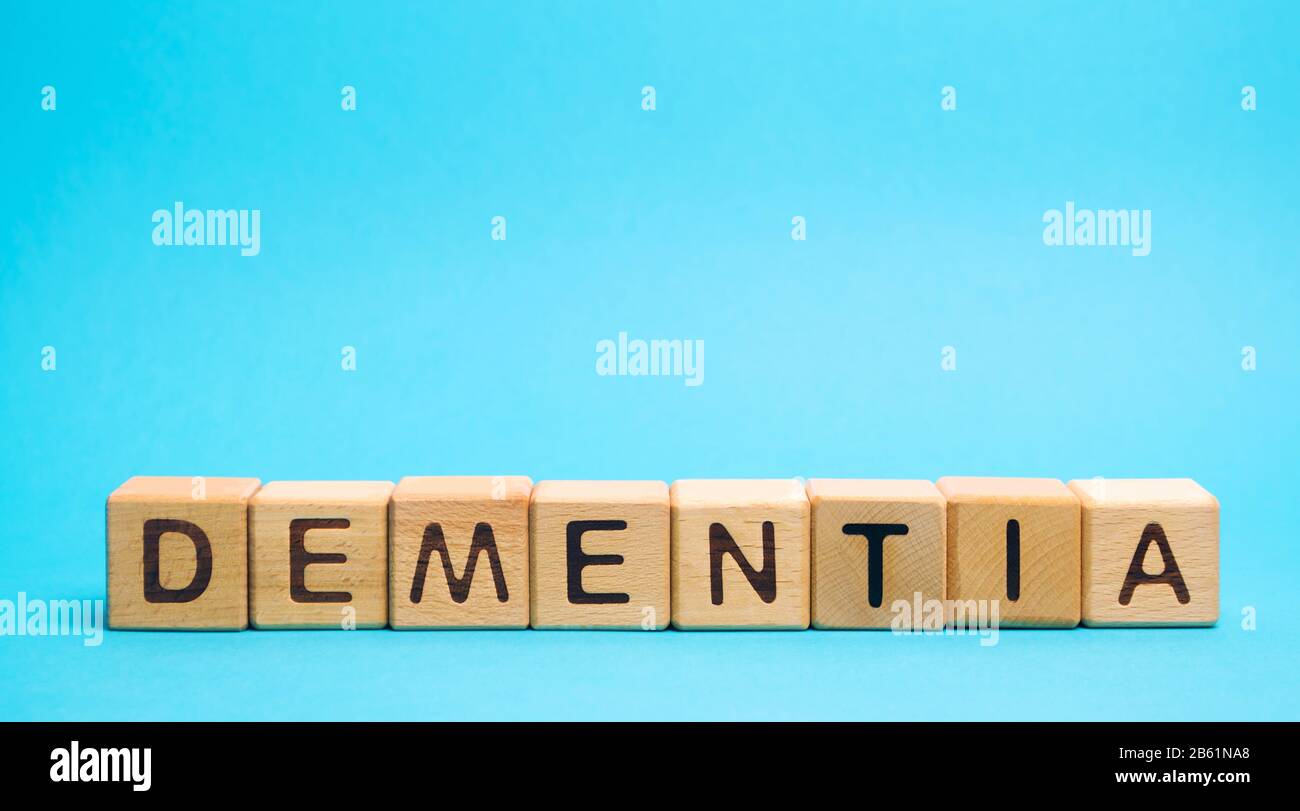 Blocchi di legno con la parola Demenza. Diminuzione dell'attività cognitiva e della memoria. Problemi emotivi, diminuzione della motivazione, difficoltà di languag Foto Stock