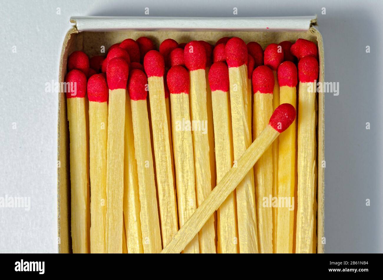 vicino vista di fiammiferi di legno con teste rosse in una scatola di  cartone Foto stock - Alamy