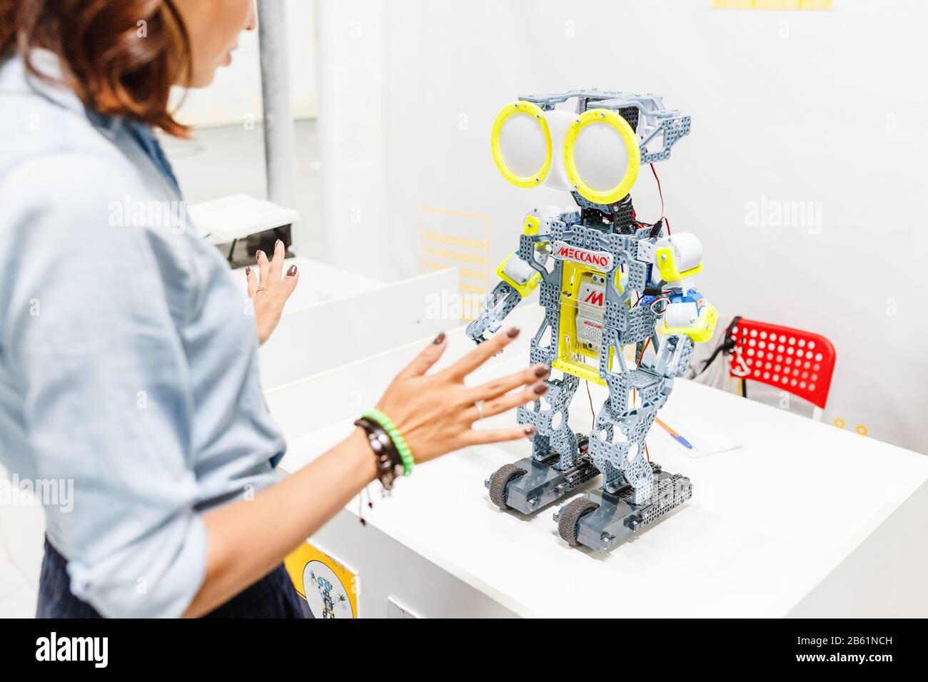 Ultra MALL, UFA, RUSSIA, 21 AGOSTO 2017: Addetto alla reception del robot che parla con una donna, il concetto di uno staff robotico del futuro Foto Stock