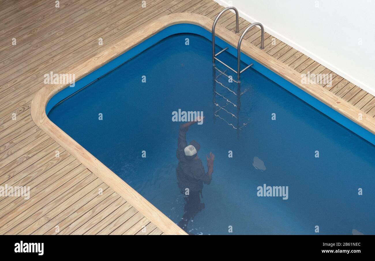 Buenos Aires, Germania. 12th ottobre 2019. Un visitatore si trova nell'installazione artistica di una piscina dell'artista Leandro Erlich nel Museo de Arte Latinoamericano (Malba) il 12 ottobre 2019. | utilizzo credito mondiale: DPA/Alamy Live News Foto Stock