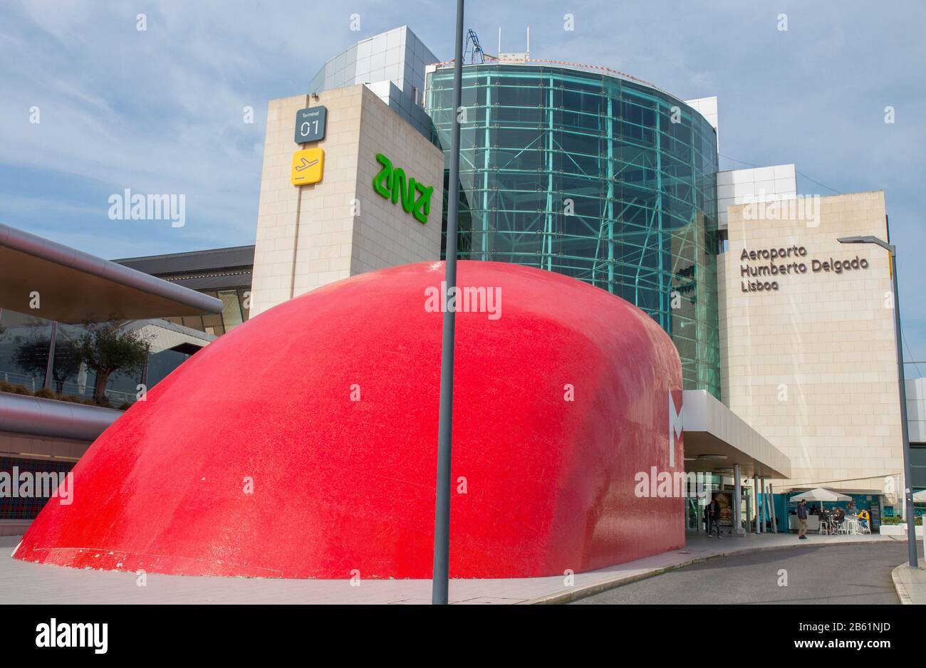 Lisbona, Portogallo - Feb 6th, 2020: Aeroporto Internazionale Di Lisbona Humberto Delgado, Lisbona, Portogallo. Entrata della metropolitana al Terminal 1 all'aperto Foto Stock