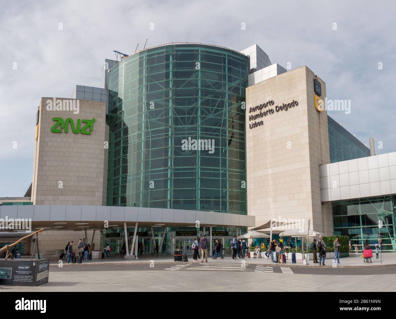 Lisbona, Portogallo - Feb 6th, 2020: Aeroporto Internazionale Di Lisbona Humberto Delgado, Lisbona, Portogallo. Terminale 1 esterno Foto Stock