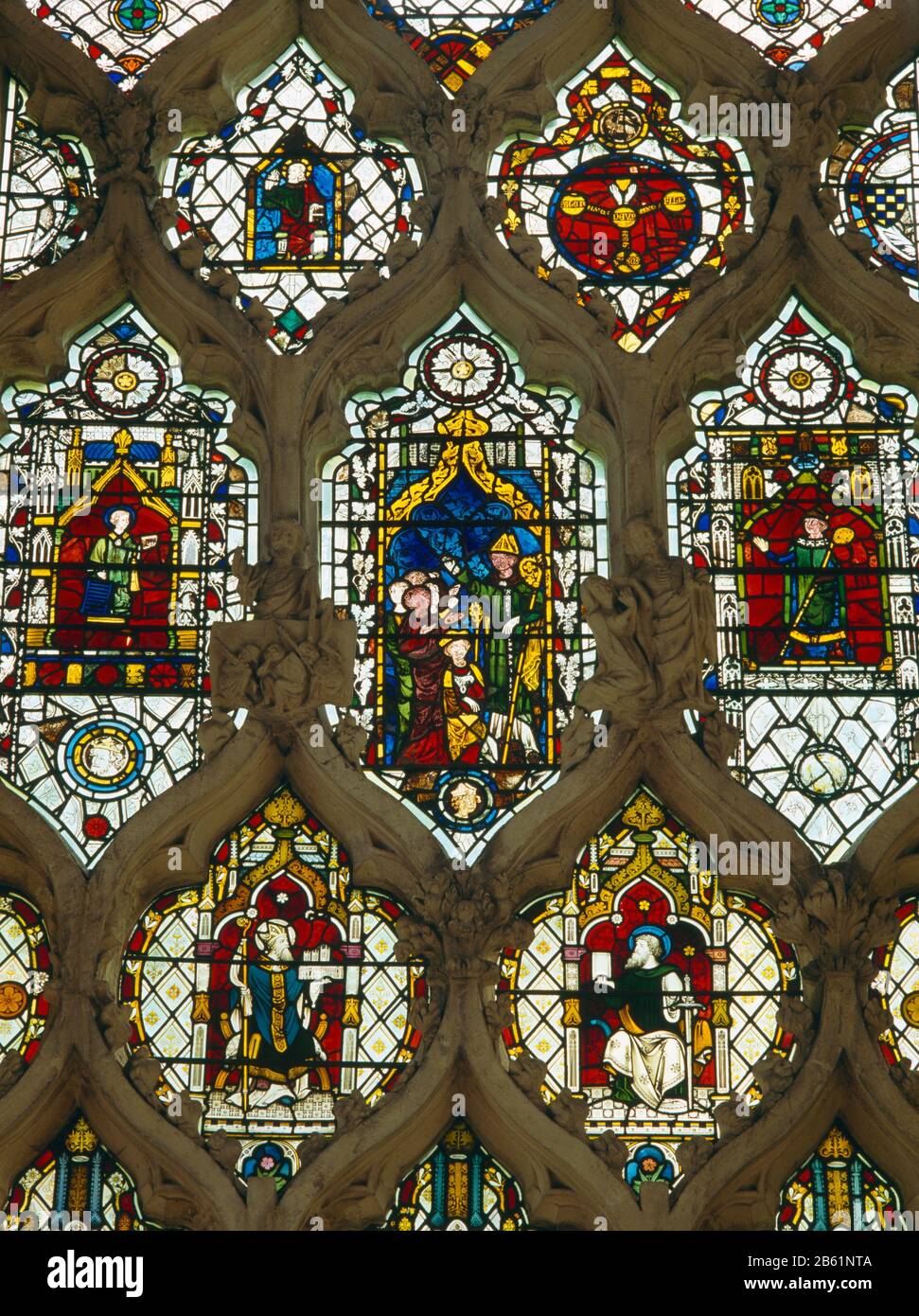 Primo C14th tracery e vetro nella grande finestra orientale del santuario, Dorchester Abbey, Inghilterra, Regno Unito. Pannello centrale: Predicazione di San Birino a Cynegils. Foto Stock