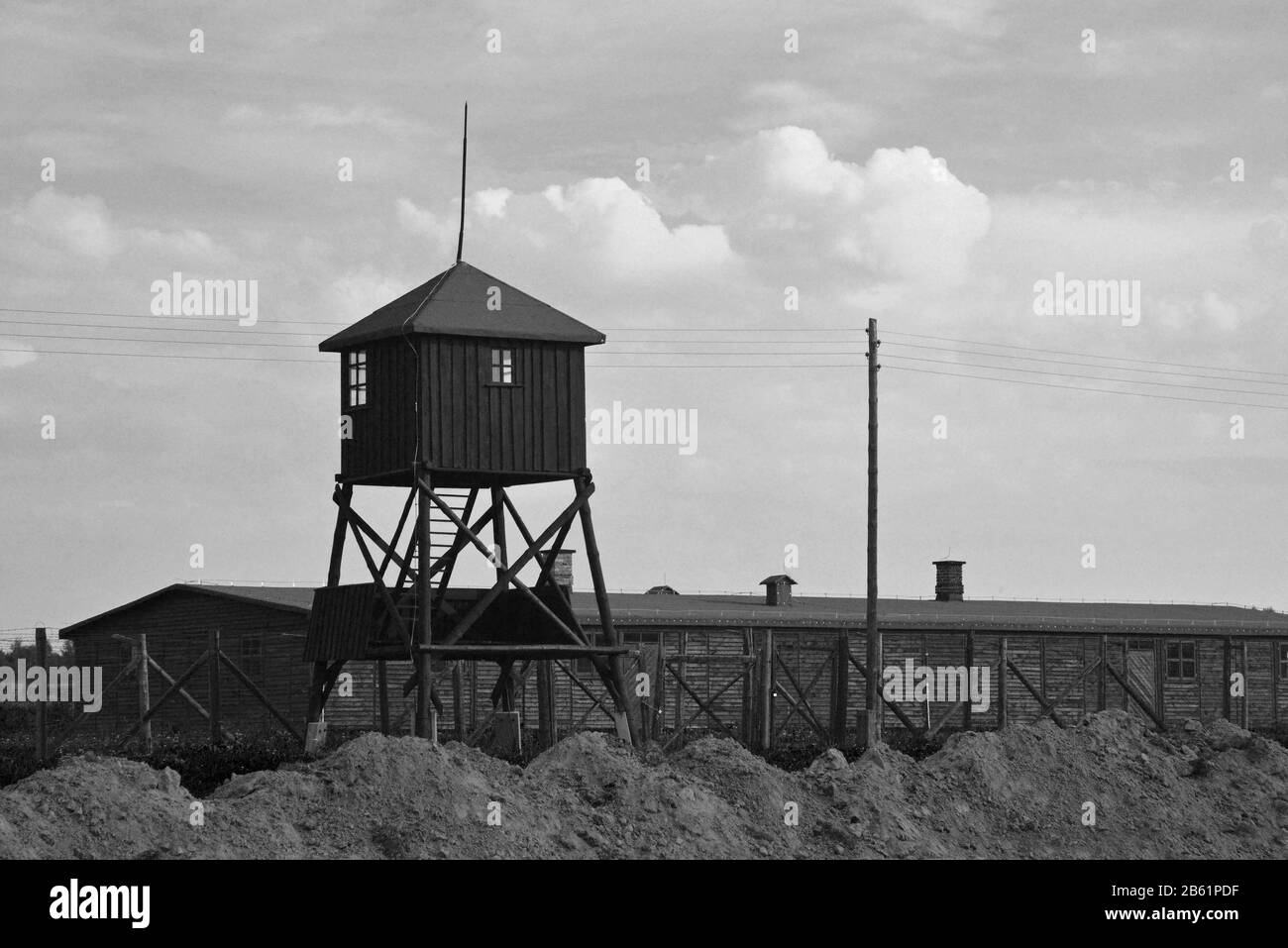 Vecchia torre di guardia, caserme e filo aggrovigliato - campo di concentramento di Majdanek ( o KL Lublino). Ora - memoriale. Immagine in bianco e nero. Foto Stock