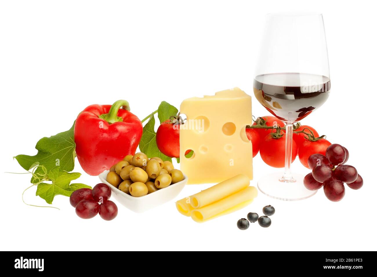 Aperitivo di frutta e verdura vino e formaggio. Su sfondo bianco. Foto Stock