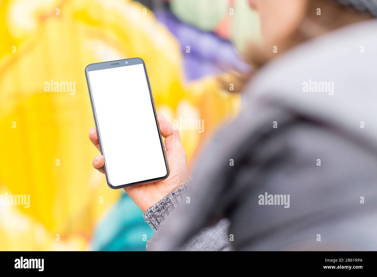 Smartphone con schermo bianco in mano. Donna in possesso di un telefono cellulare. Foto Stock