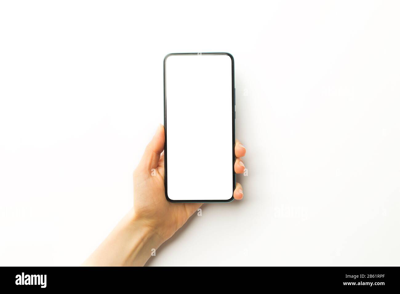 Smartphone con schermo bianco in mano. Donna in possesso di un telefono cellulare. Foto Stock