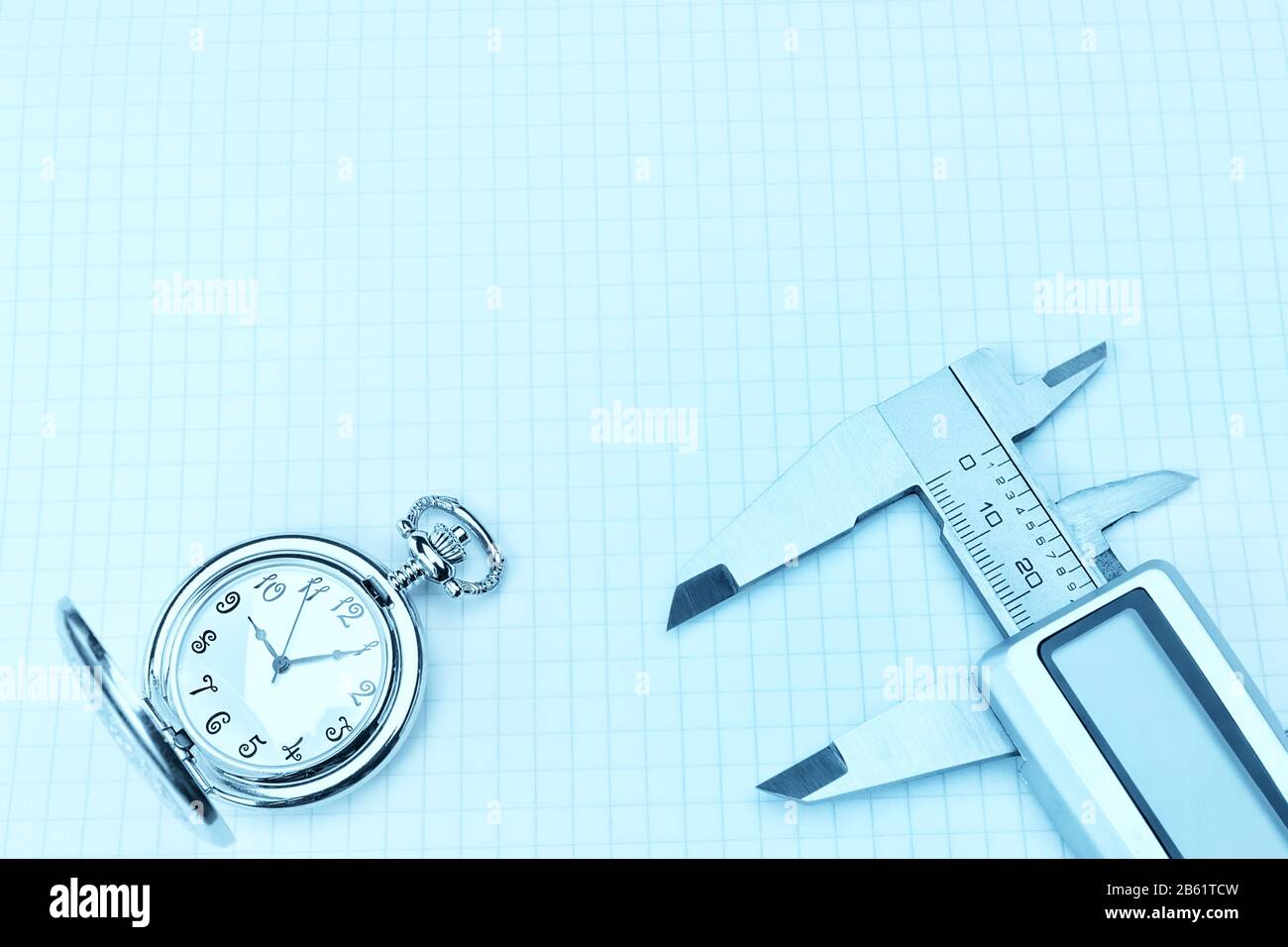 Concept foto di orologio tascabile e calibri in toni blu. Il tempo non è per sempre. Foto Stock