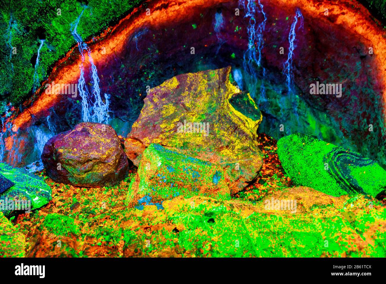 Rocce fluorescenti della collina sterlina miniera incandescente vene di luce Foto Stock