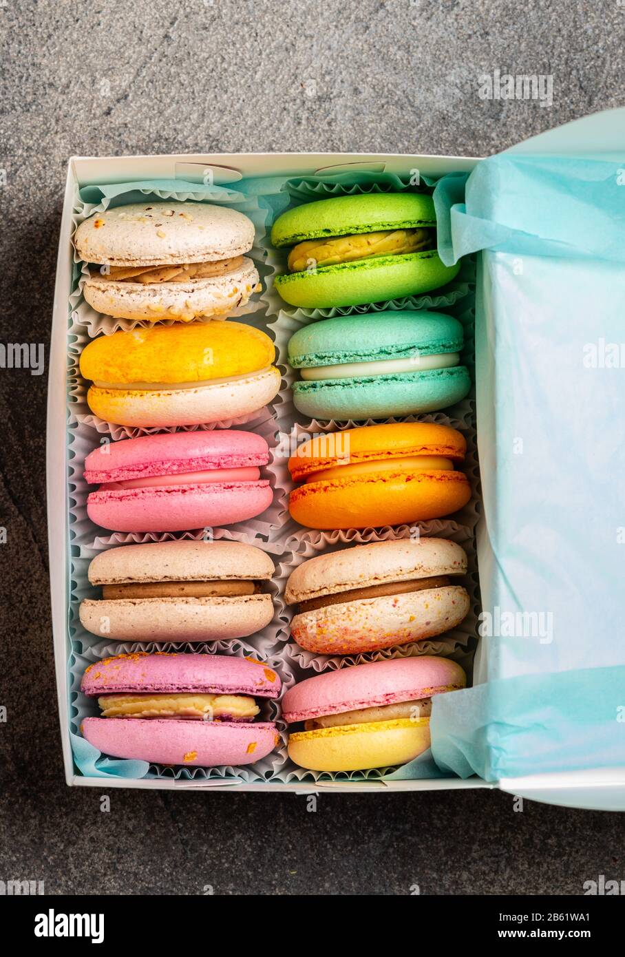 Macaron multicolore con diversi gusti in una confezione regalo Foto Stock
