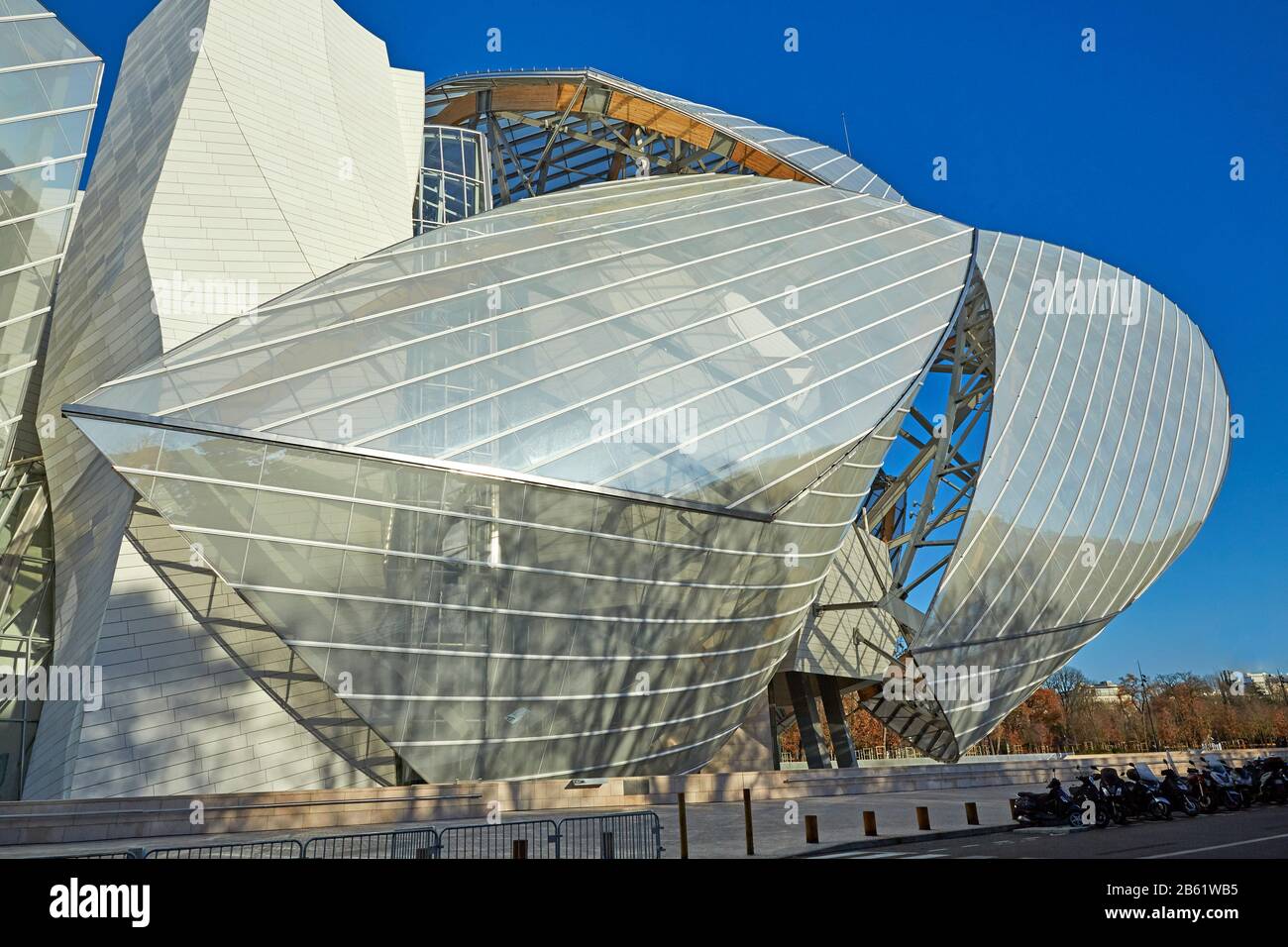 Facciata del 'Foundation Louis Vuitton' Art Museum di Parigi, progettato dall'architetto Frank Gehry Foto Stock