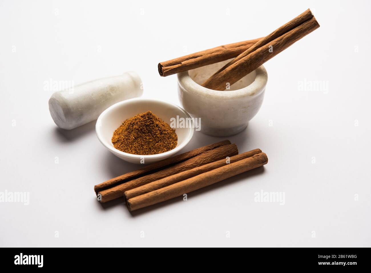 Cannella in polvere e bastoncini anche noti come Dalchini o Dalcheenee masala dall'India, fuoco selettivo Foto Stock