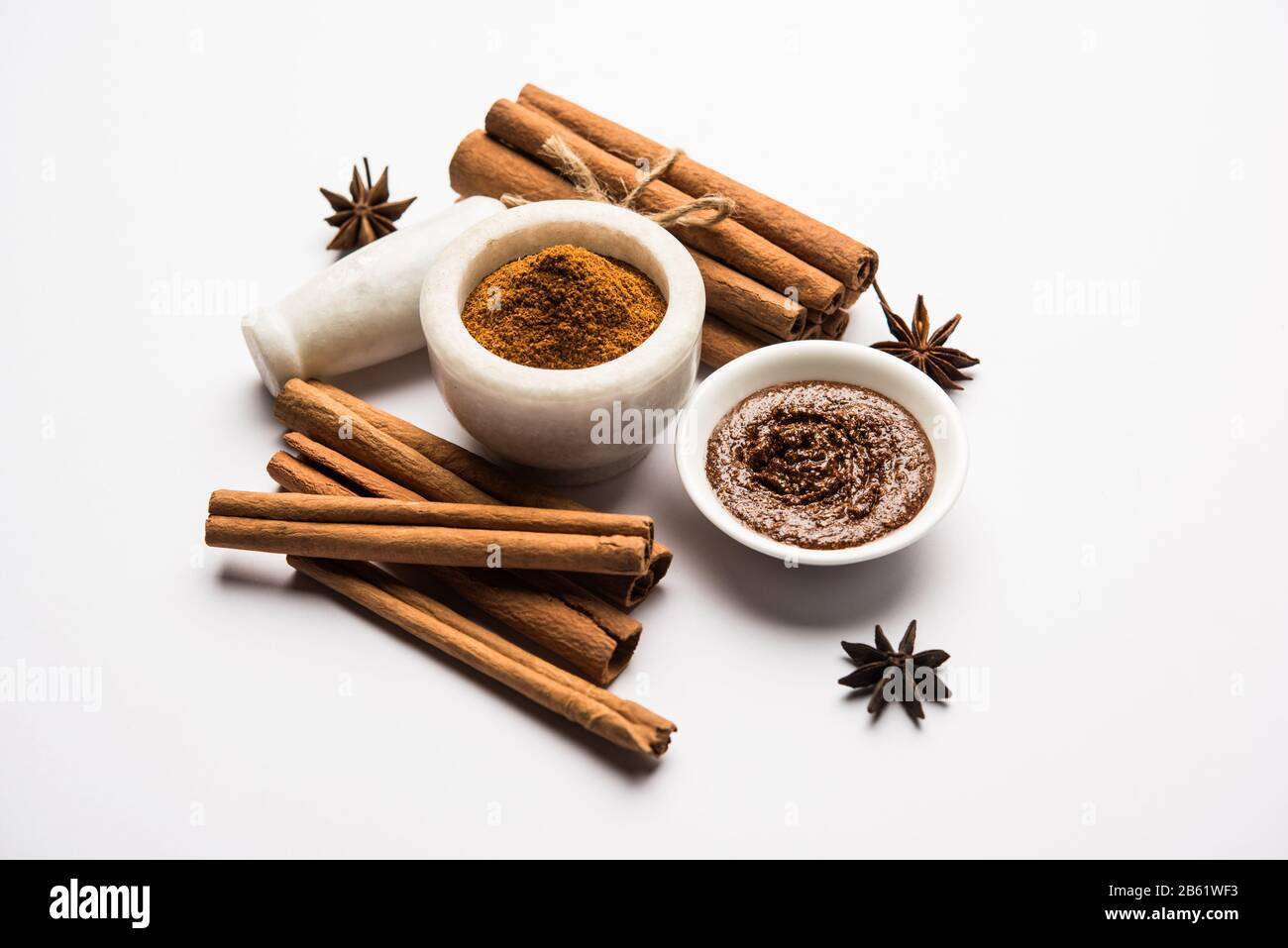 Miele di cannella maschera ayurvedica fatta usando daalacheenee o polvere di Dalchini mescolata con Shahad, fuoco selettivo Foto Stock