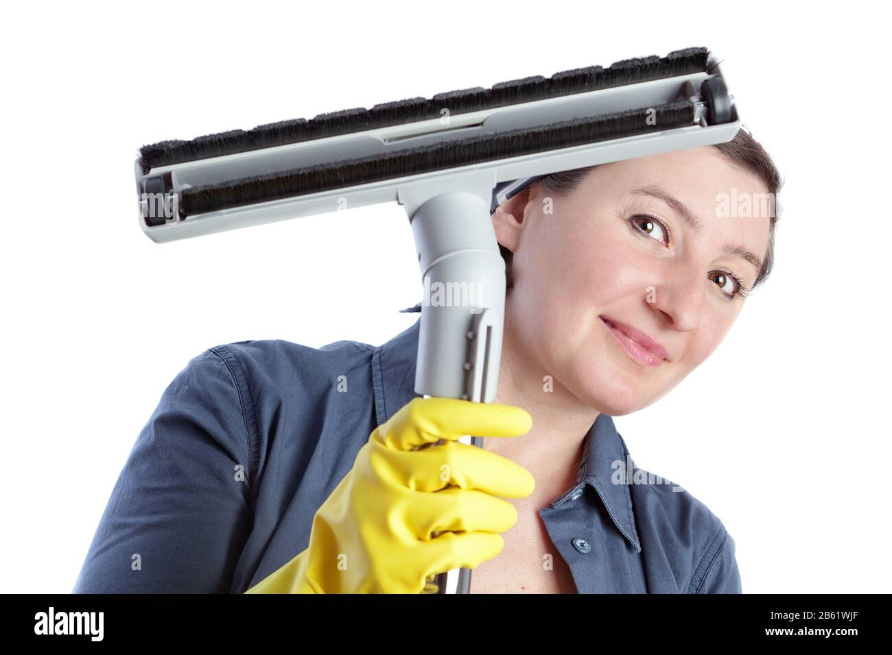 Donna allegra, casalinga di mezza età si prepara per la pulizia della casa. Foto Stock