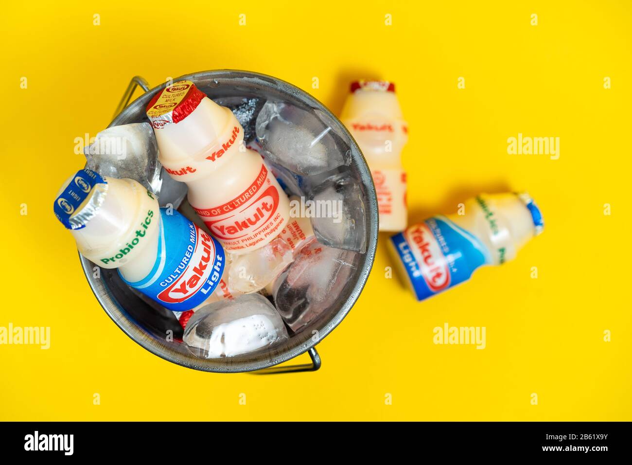 Yakult e Yakult bevanda a base di latte fermentato leggero Foto Stock