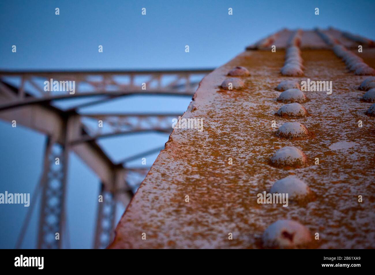 dettaglio rivettato di un rinforzo arrugginito di un ponte metallico Foto Stock