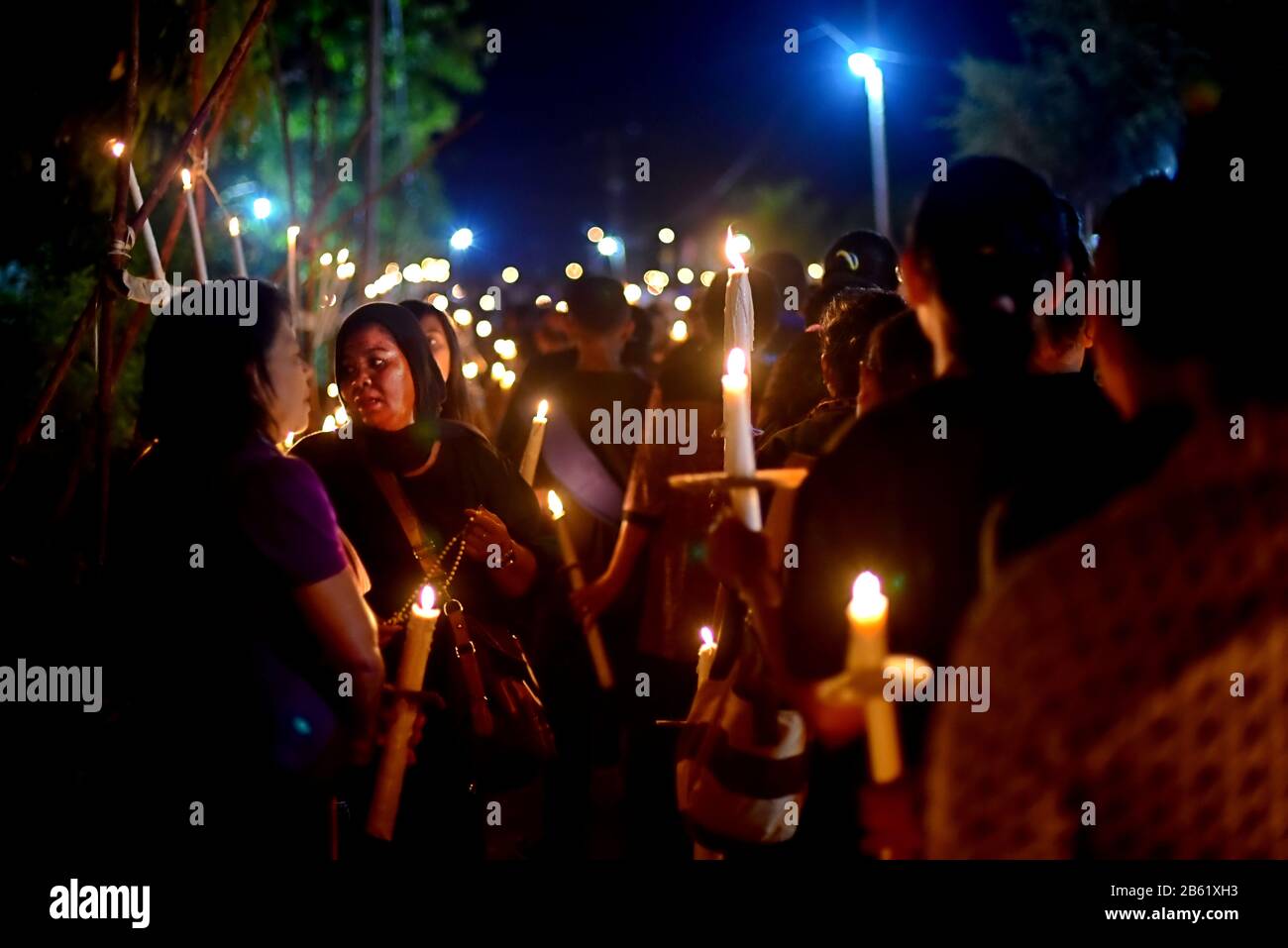 I pellegrini fanno una pausa mentre partecipano alla processione di via del Venerdì Santo a Larantuka, Isola di Flores, Indonesia. Foto Stock