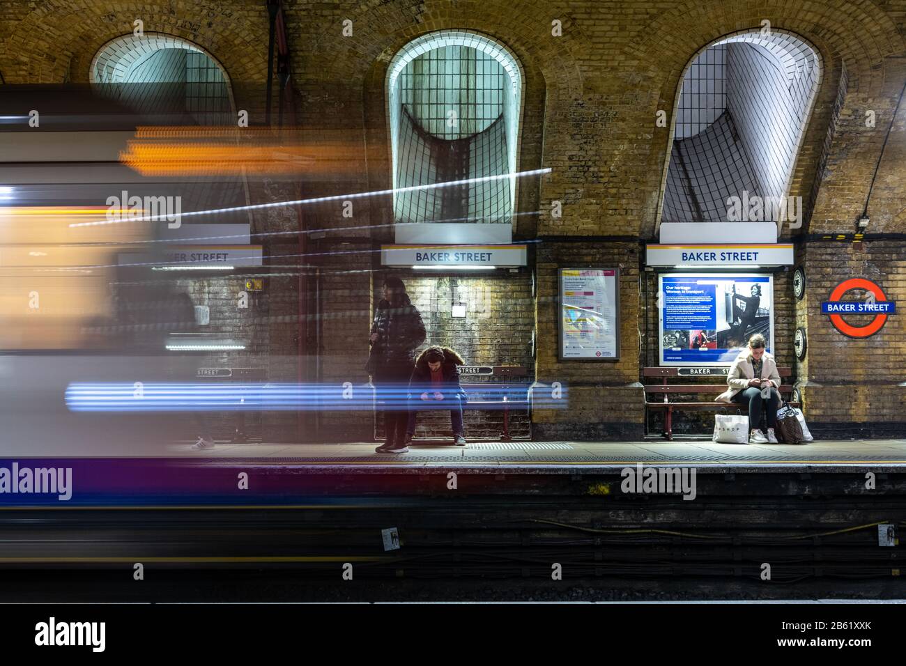 Londra, Inghilterra, Regno Unito - 3 marzo 2020: I pendolari attendono sulle piattaforme della stazione staica Baker Street della metropolitana di Londra come Hammersmith & City Line Foto Stock
