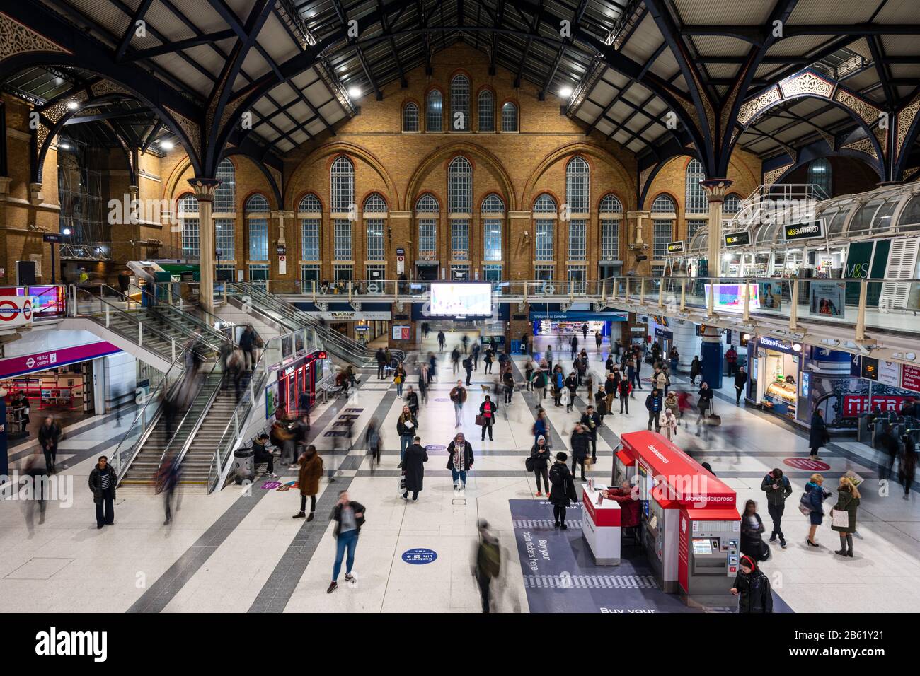 Londra, Inghilterra, Regno Unito - 3 marzo 2020: I pendolari percorreranno l'atrio della stazione ferroviaria di Liverpool Street di Londra. Foto Stock