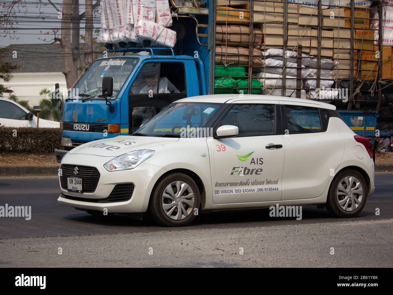 Chiangmai, Thailandia - 18 Febbraio 2020: Suzuki Swift Di Ais Società. Intenet e servizio di telefonia mobile in Thailandia. Foto Stock