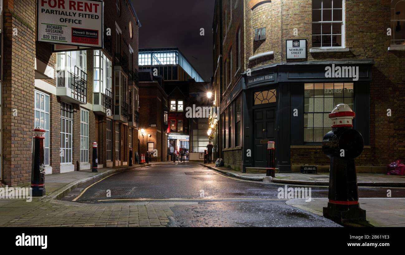 Londra, Inghilterra, Regno Unito - 25 febbraio 2020: Le case basse, i pub e gli uffici si trovano sulla fiera Del Tessuto e su Kinfhorn Street nell'area Smithfield della città Foto Stock
