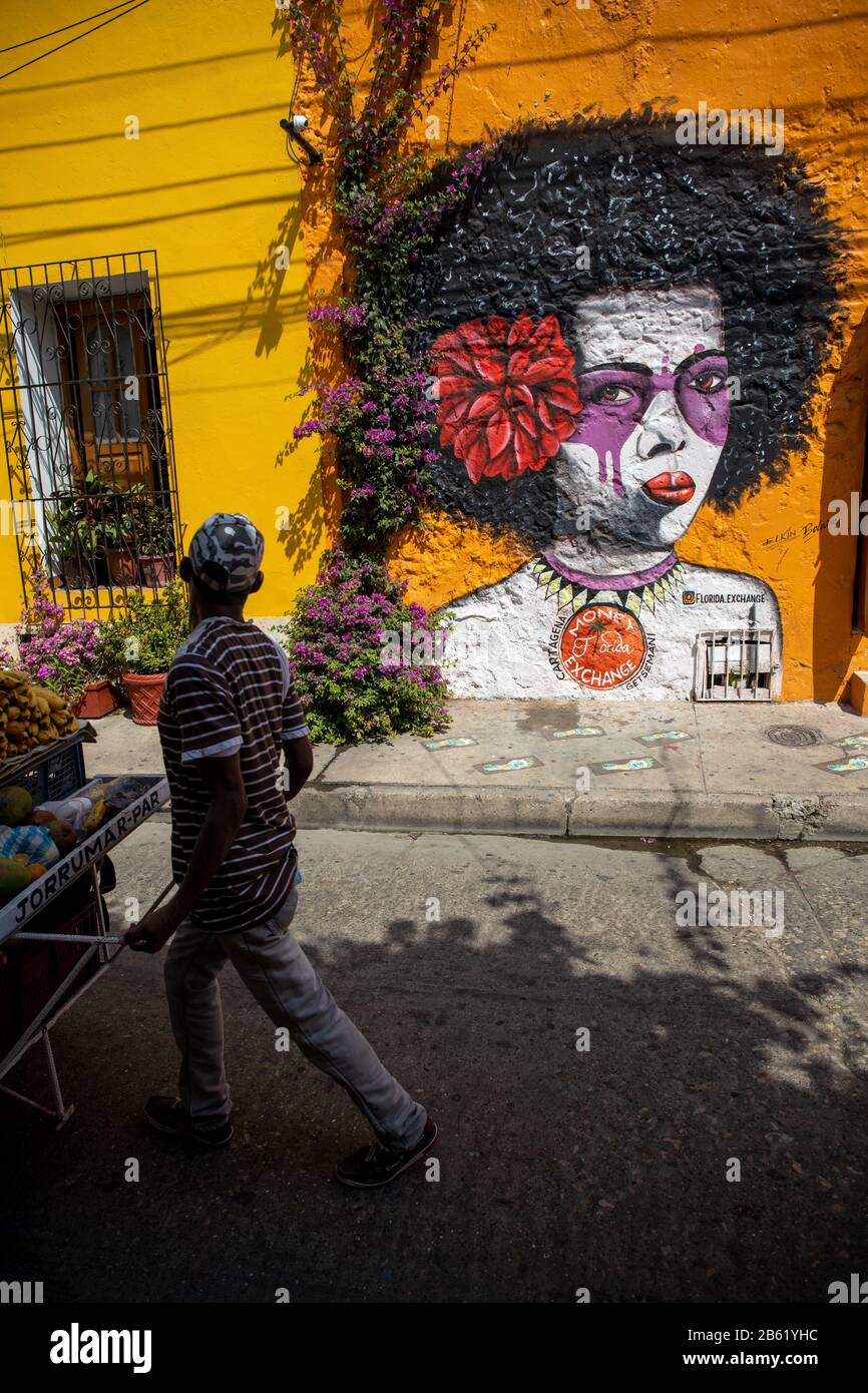 Una delle molte case a Getsemani con arte strettoni e murali, il quartiere ha molte. Questa raffigura una giovane donna con capelli afro stile. Foto Stock