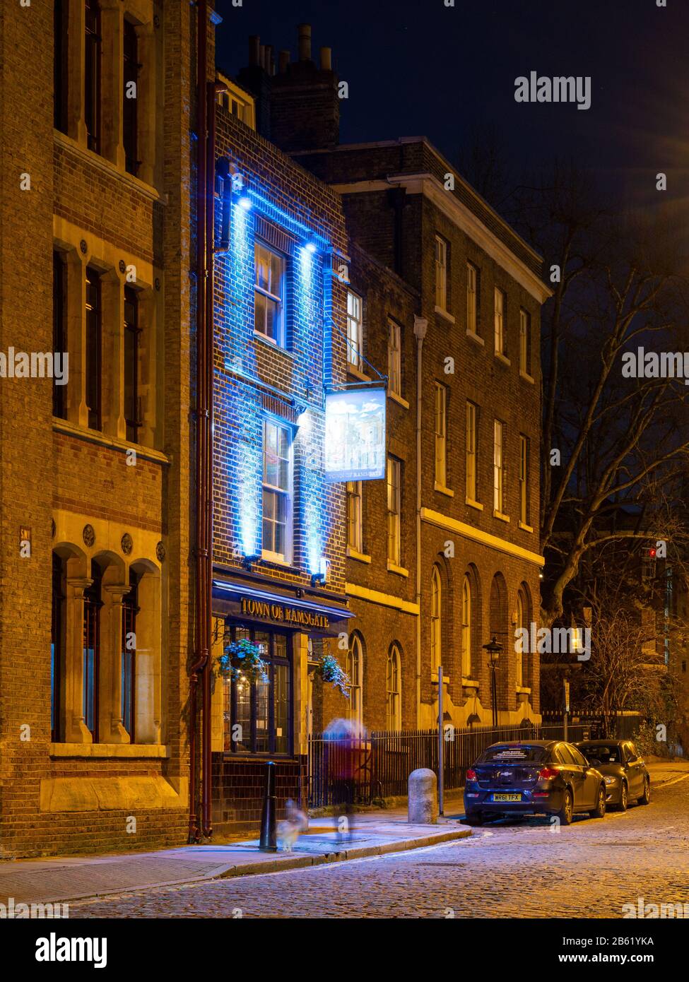Londra, Inghilterra, Regno Unito - 17 gennaio 2020: La città di Ramsgate, un tradizionale pub lungo il fiume East End, è illuminata di notte sulla strada acciottolata Wapping High Street Foto Stock